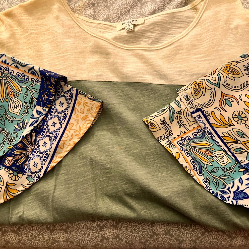 Boutique hi-low olive and cream colored top